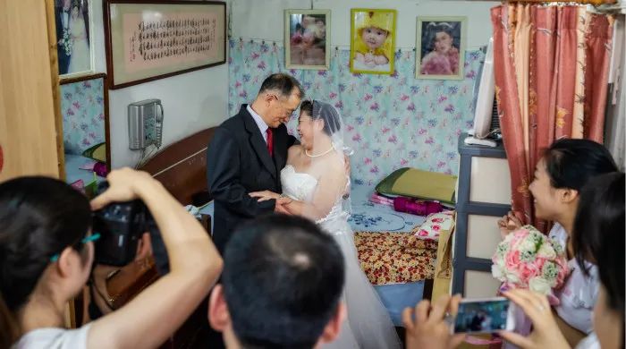 怎么跟客服拍婚纱照呢_婚纱照客服销售怎么做_婚纱照客服怎么吸引客人注意