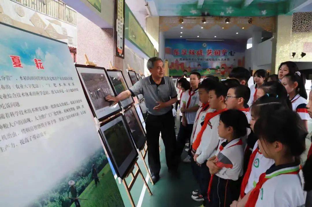 学生绿色生活方式图片卡通_卡通绿色_卡通绿色背景图片