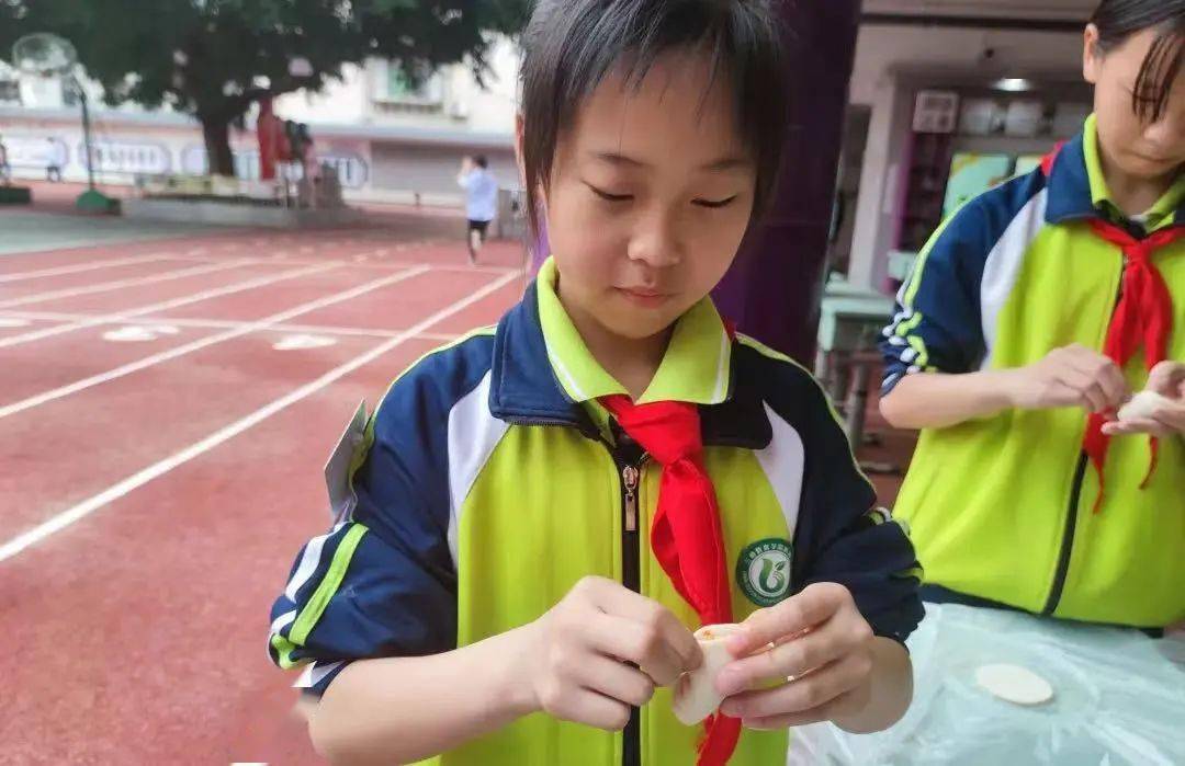 学生绿色生活方式图片卡通_卡通绿色_卡通绿色背景图片