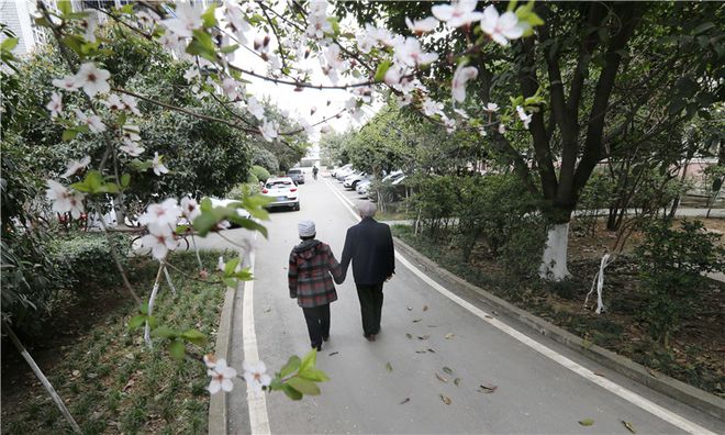 婚纱奶奶照拍可以戴眼镜吗_婚纱照可以跟奶奶拍吗_婚纱奶奶照拍可以化妆吗